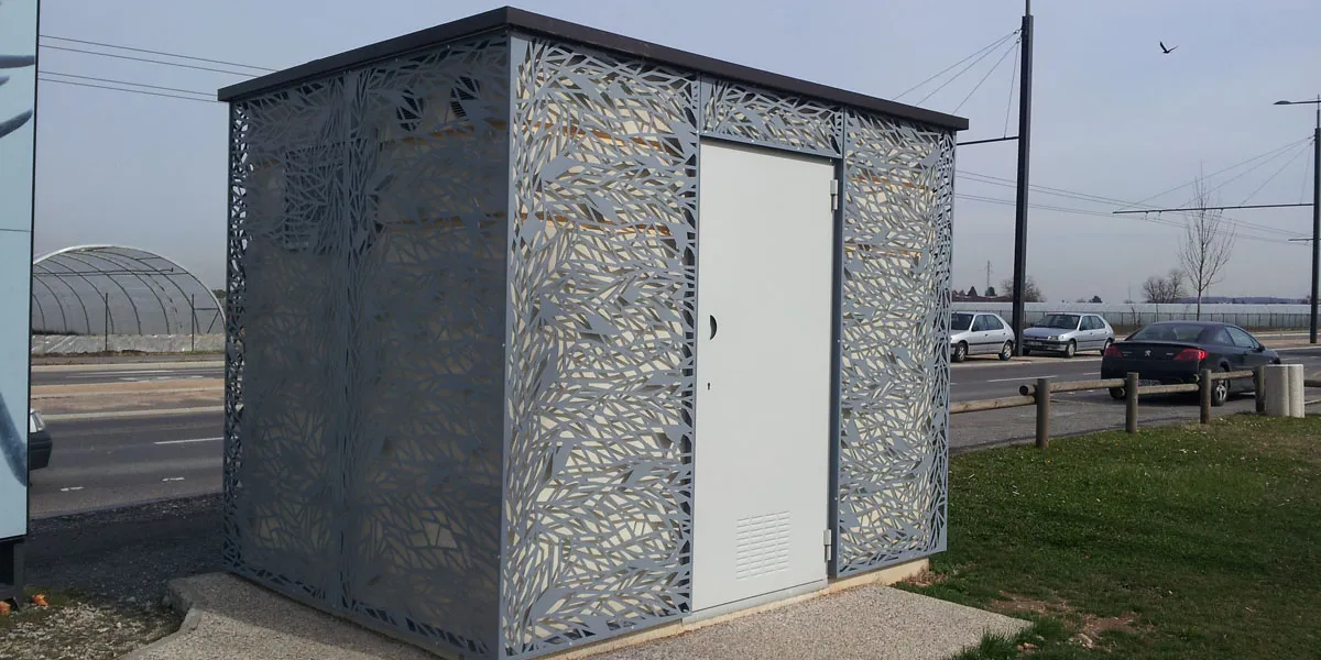 Toaletă publică prefabricată Citymatic CITY, cu finisaj metalic decupat, instalată la Lozanne, Franța